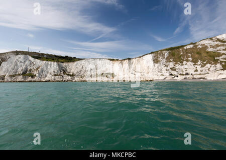 L'iconico Le Bianche Scogliere di Dover preso dal canale inglese off alla costa del Kent, Regno Unito. Preso in agosto 2016 durante la luminosa luce del sole. Foto Stock