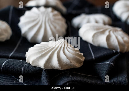 Meringa è un tipo di dolce, spesso associato con il francese, svizzero, e cucina italiana, realizzato da albumi montati a neve (o) aquafaba e zucchero, e occ Foto Stock