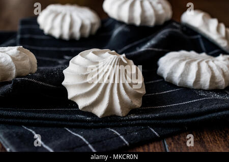 Meringa è un tipo di dolce, spesso associato con il francese, svizzero, e cucina italiana, realizzato da albumi montati a neve (o) aquafaba e zucchero, e occ Foto Stock