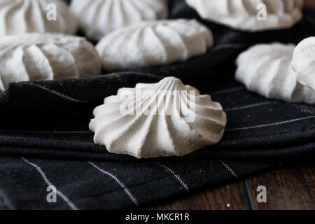 Meringa è un tipo di dolce, spesso associato con il francese, svizzero, e cucina italiana, realizzato da albumi montati a neve (o) aquafaba e zucchero, e occ Foto Stock
