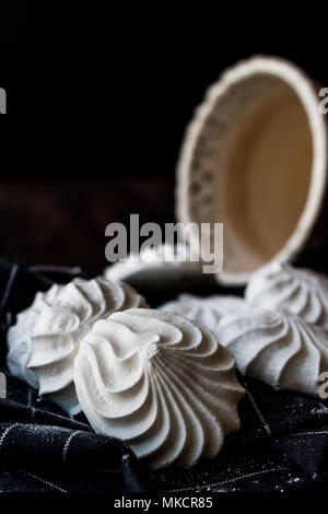 Meringa è un tipo di dolce, spesso associato con il francese, svizzero, e cucina italiana, realizzato da albumi montati a neve (o) aquafaba e zucchero, e occ Foto Stock
