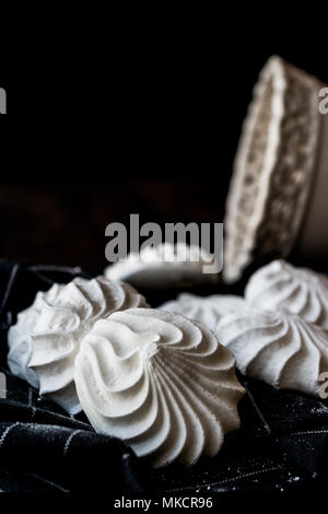 Meringa è un tipo di dolce, spesso associato con il francese, svizzero, e cucina italiana, realizzato da albumi montati a neve (o) aquafaba e zucchero, e occ Foto Stock