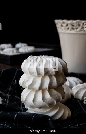 Meringa è un tipo di dolce, spesso associato con il francese, svizzero, e cucina italiana, realizzato da albumi montati a neve (o) aquafaba e zucchero, e occ Foto Stock