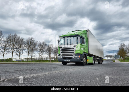 Asda Scania rimorchio per la consegna e la guida di camion lungo Townhead Ave Motherwell Glasgow ML1 4XN Scozia Scotland Foto Stock