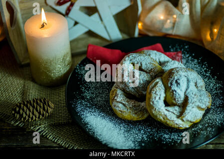 Impasto ormeggiata sulla tavola di legno, tradizionale pretzel preparazione, baker rendendo la pasta di pane nel forno. mani giocate con farina e pasta. Foto Stock