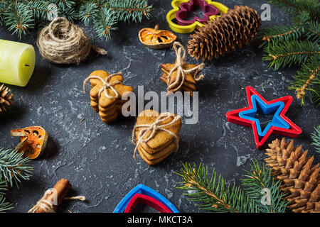 Natale gingerbread cookie e abete e coni scuri su sfondo di pietra Foto Stock