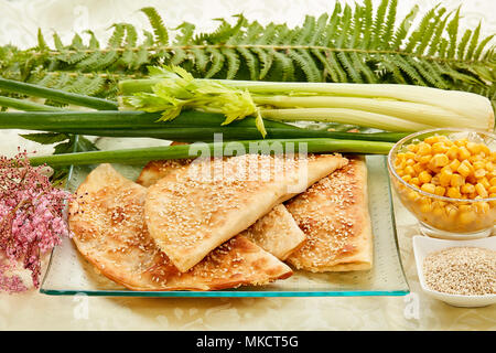 Tortilla con salsiccia e salati sesamo. Foto Stock