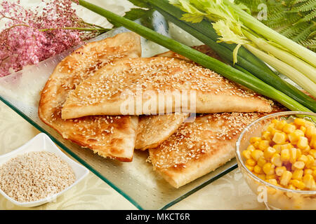 Tortilla con salsiccia e salati sesamo. Foto Stock