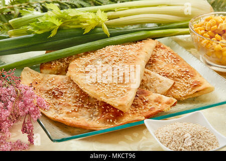 Tortilla con salsiccia e salati sesamo. Foto Stock