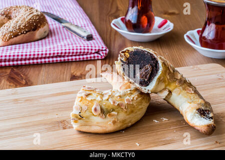 Ay coregi / Turco croissant pasticceria con cioccolato, sesamo ed essiccato raisin. dessert tradizionale concetto. Foto Stock