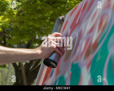 Artista outdoor verniciatura a spruzzo di vernice graffiti possono Foto Stock