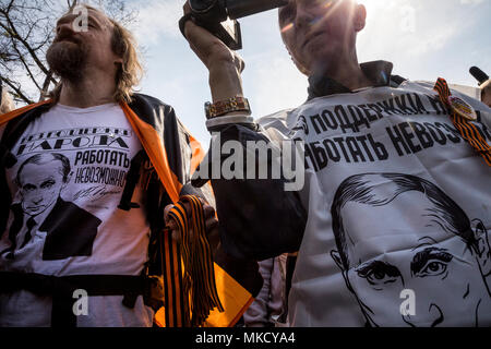 Gli attivisti del Movimento di Liberazione Nazionale (movimento Pro-Putin) durante l opposizione non autorizzate al rally di Alexey Navalny tifosi su Pushkinska Foto Stock