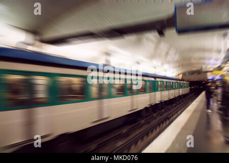 Sfocate immagini di movimento del treno in partenza una stazione nella stazione della metropolitana di Parigi. Foto Stock