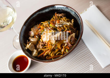 Ben servita stile japanise yakisoba pasto con carne di vitello e verdure Foto Stock