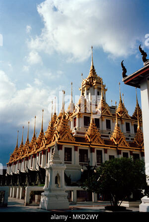 Il Buddismo tailandese - guglie del tempio Buddista Loha Prasat castello di metallo di Wat Ratchanadda a Bangkok in Tailandia in Asia del sud-est in Estremo Oriente. Viaggiare Foto Stock