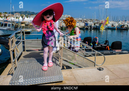 I preparati di lunedì 7 maggio 2018, il giorno prima dell' inizio della settantunesima International Cannes Film Festival tenutosi presso il Palais des Festivals, Cannes. Nella foto: personaggi del film Hotel Transilvania 3: Vacanze estive lasciare la marina a seguito di un photocall. Foto Stock