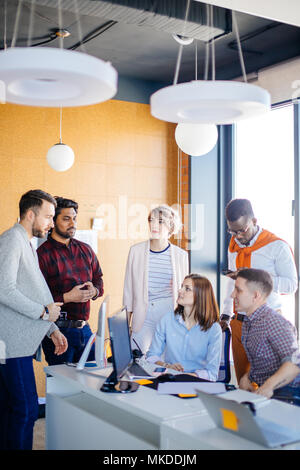 Close up ritratto di diversi membri del team scambiare le loro idee nel loft office Foto Stock