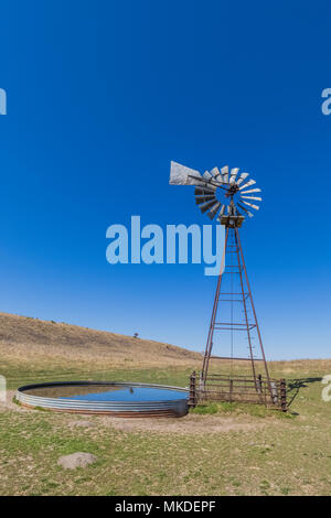 Il mulino a vento di tipo iconico utilizzate per il pompaggio di acqua su praterie in Nebraska National Forest entro il Nebraska Sandhills regione, STATI UNITI D'AMERICA Foto Stock