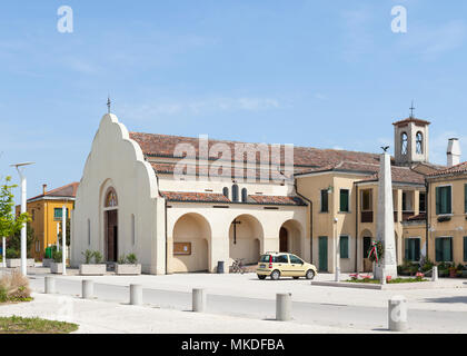 Il ventesimo secolo la chiesa e il campanile a torre sull'isola di Sant'Erasmo, la laguna nord, Venezia, Italia Foto Stock