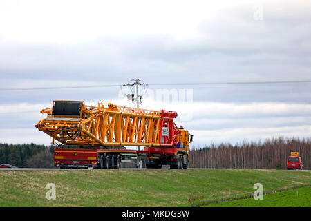 Lungo 45 metri sovradimensionare il trasporto di Terex attrezzature di sollevamento sulla strada. Il carico richiede una vettura pilota davanti e dietro il veicolo lungo. Hu Foto Stock