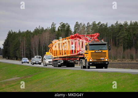 Lungo 45 metri trasporto oversize da Scania 143E semi carrello di Terex attrezzature di sollevamento sulla strada. Il carico richiede una vettura pilota di fronte e behi Foto Stock