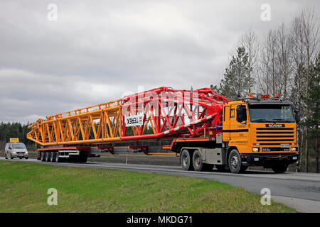 Lungo 45 metri sovradimensionare il trasporto di Terex attrezzature di sollevamento sulla strada. Il carico richiede una vettura pilota davanti e dietro il veicolo lungo. Po Foto Stock