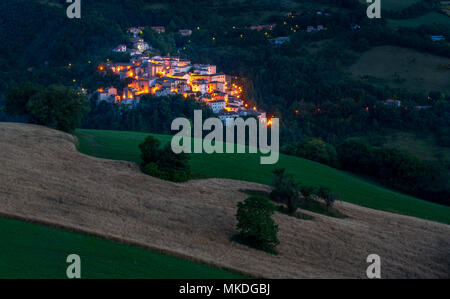 La città medievale di Preci in Valnerina al tramonto, Provincia di Perugia, Umbria, Italia Foto Stock