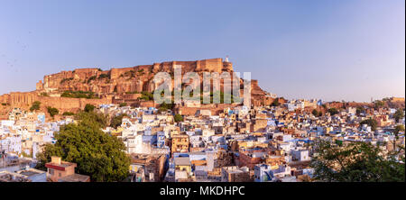 Panorama della città vecchia di Jodhpur con Forte Mehrangarh in background, Rajasthan, India Foto Stock