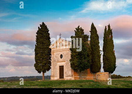 Sera La luce solare sulla Cappella di Vitaleta nei pressi di San Quirico d'Orcia, Toscana, Italia Foto Stock