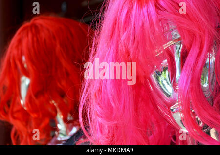 Manichino donna con finti Parrucca Rosa, sintetico capelli ricci, occhiali  da sole, collana colorata Foto stock - Alamy