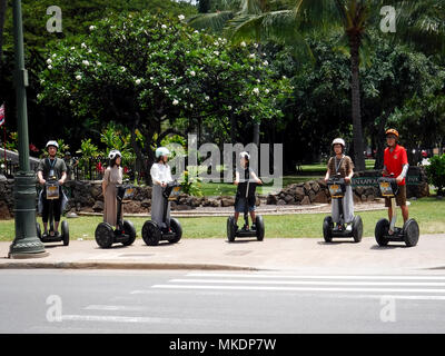 Persone su segways tour in Waikiki Hawaii Foto Stock