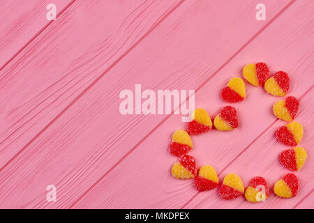 Caramelle colorate formanti forma di cuore. Cuore del cuore dolci di forma su sfondo di legno con copia spazio. Vacanza San Valentino biglietto di auguri. Foto Stock