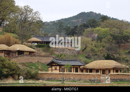 Nel villaggio di Yangdong,Corea del Sud, xv secolo case sono conservati in questo sito UNESCO.con tetto in paglia e tetto di tegole case costruite sulle colline, alberi, montagna. Foto Stock