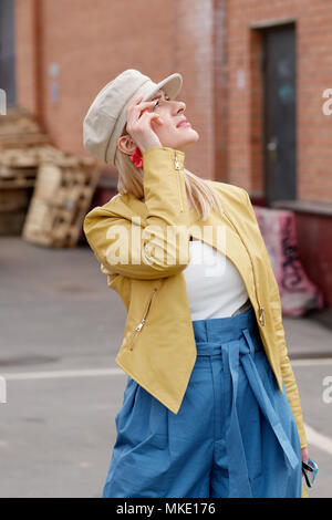 Signora guardando in alto nel cielo. Alla ricerca di qualcosa di overhead. Foto Stock