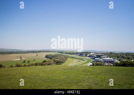 Viste verso l'Ippodromo di Goodwood dal Trundle, un'età del ferro hill fort, sulla South Downs National Park, vicino a Chichester, West Sussex, Regno Unito Foto Stock