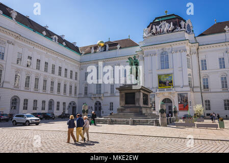 Statua equestre del Sacro Romano Imperatore Giuseppe II nella parte anteriore della Biblioteca Nazionale Austriaca a Vienna, in Austria Foto Stock