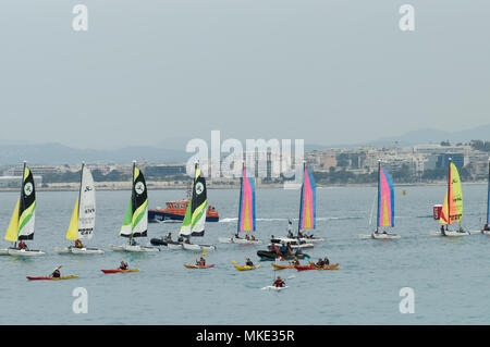 Piccoli catamarani colorati durante la mostra dopo la gara Ultimed in Costa Azzurra Foto Stock