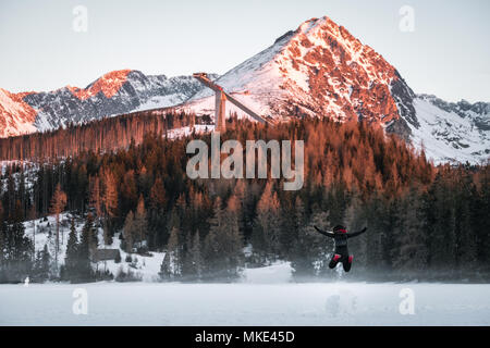 Saltare sul lago ghiacciato in Alti Tatra Foto Stock
