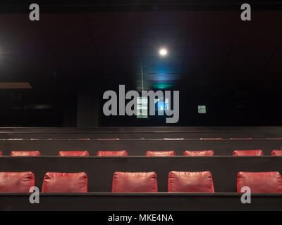 Movie Theater proiettore film riproduzione di postare la testa in un teatro vuoto Foto Stock