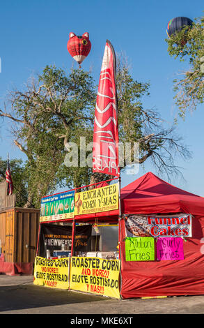 Elote e i palloni ad aria calda al Cinco de Mayo celebrazione nel Nuovo Messico, Stati Uniti d'America. Foto Stock