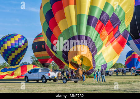 Colorato di aria calda il gonfiaggio del palloncino con bruciatore a dirigere una fiamma nella busta in un festival nel Nuovo Messico, Stati Uniti d'America. Foto Stock