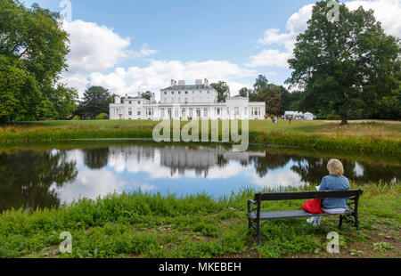 Frogmore House, giardino e motivi, Windsor, Berkshire, Regno Unito con riflessi del cielo blu e bianchi e soffici nuvole nel lago in estate Foto Stock