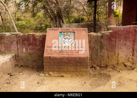 La verniciatura di una tigre presso la foresta Chowki Singhdwar entrata al Parco nazionale di Ranthambore e Ranthambhore Riserva della Tigre, Rajasthan, India settentrionale Foto Stock