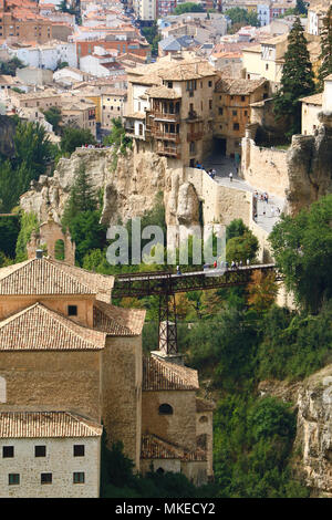 Vista panoramica della città di Cuenca, Spagna, con le sue famose Casas Colgadas (case sospese) Foto Stock