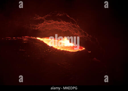 Foto notturna della bocca del vulcano Erta Ale, da cui la lava è gettato, Etiopia. Foto Stock