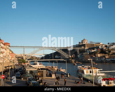 Ribeira e Dom Luis ponte sul fiume Douro, Oporto Foto Stock