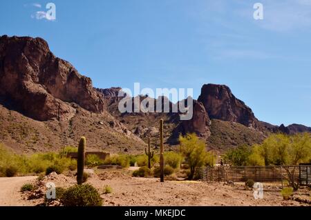 La bellissima e misteriosa Superstition Mountains. Preso da Apache Junction, Arizona a 11:00 AM. Foto Stock