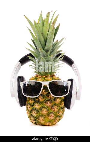 Hipster ananas con occhiali da sole alla moda e le cuffie isolato su uno sfondo bianco Foto Stock