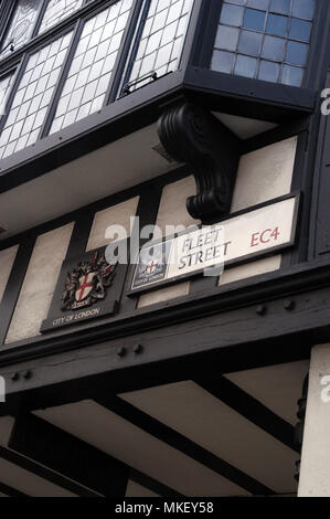 Ye Olde Cheshire Cheese è una Grade II casa pubblica a 145 Fleet Street Foto Stock