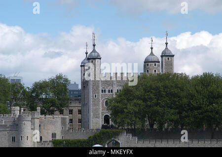 La Torre di Londra, ufficialmente la sua maestà il Palazzo Reale e la fortezza di La Torre di Londra, è un castello storico situato sul Fiume Tamigi Foto Stock